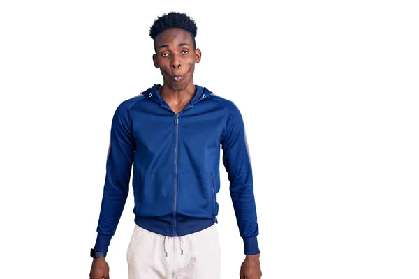 Jonge Afro Amerikaanse Man Met Sportkleding Die Vissengezicht Trekt Met — Stockfoto