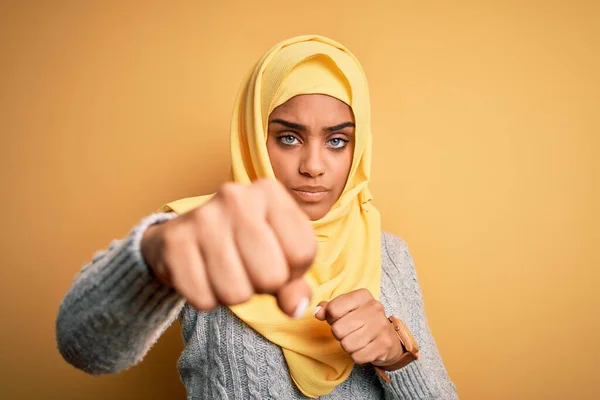 Junge Schöne Afrikanisch Amerikanische Mädchen Trägt Muslimischen Hijab Über Isoliertem — Stockfoto