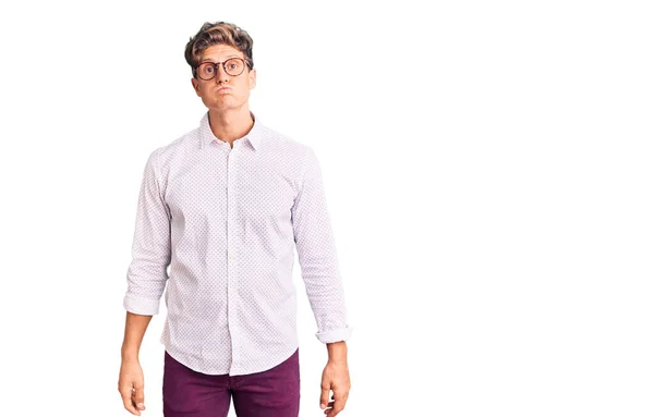 Kıyafetleri Giymiş Gözlüklü Komik Yüzlü Genç Yakışıklı Bir Adam Havayla — Stok fotoğraf