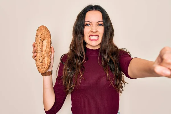 Joven Hermosa Mujer Sosteniendo Cereal Pan Integral Sobre Fondo Blanco —  Fotos de Stock