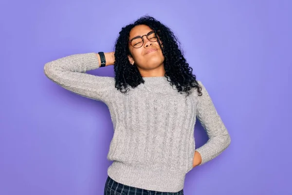 Jovem Afro Americana Vestindo Camisola Casual Óculos Sobre Fundo Roxo — Fotografia de Stock