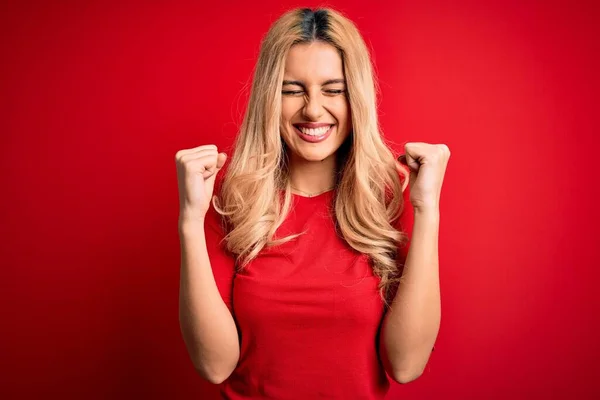 Junge Schöne Blonde Frau Lässigem Shirt Vor Isoliertem Roten Hintergrund — Stockfoto