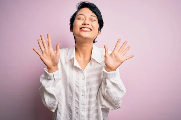 Jong Mooi Aziatisch Meisje Dragen Casual Shirt Staande Geïsoleerde Roze — Stockfoto