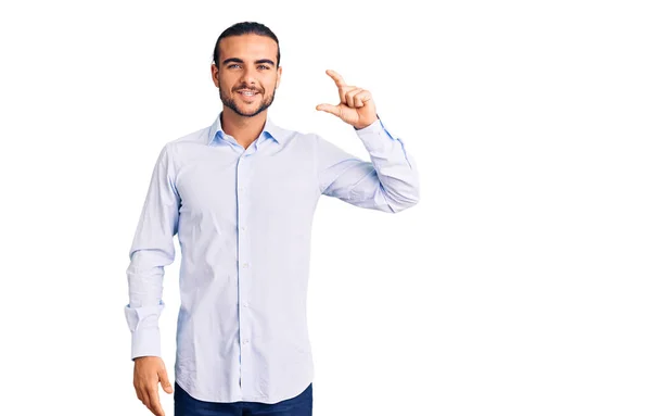 Homem Bonito Jovem Vestindo Roupas Negócios Sorrindo Gestos Confiantes Com — Fotografia de Stock