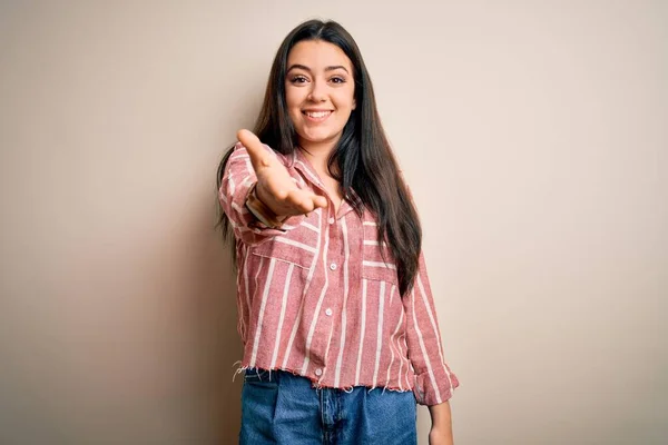 Mujer Morena Joven Con Camisa Rayas Casuales Sobre Fondo Aislado —  Fotos de Stock