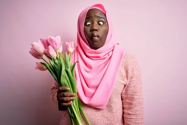 Jeune Femme Afro Américaine Taille Portant Hijab Musulman Tenant Bouquet — Photo