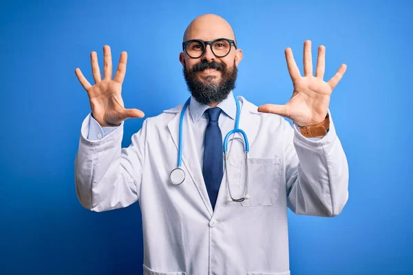 Bonito Homem Médico Careca Com Barba Vestindo Óculos Estetoscópio Sobre — Fotografia de Stock