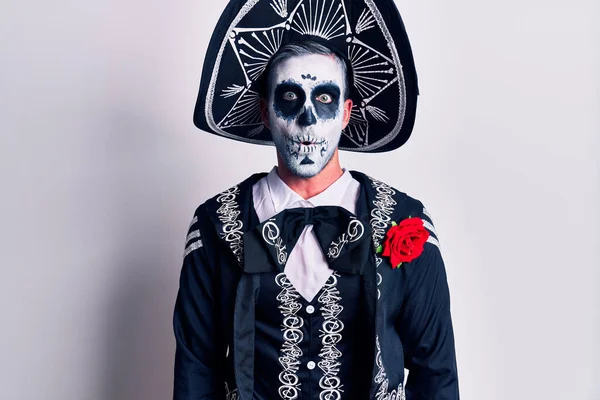 Mladý Muž Mexickém Dni Mrtvého Kostýmu Přes Bílý Strach Šokovaný — Stock fotografie