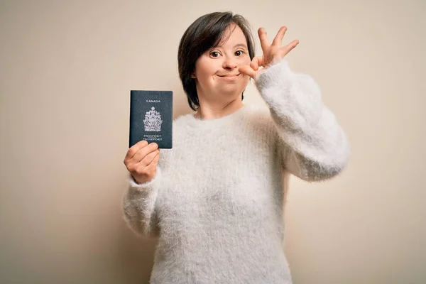 Young Syndroom Toeristische Vrouw Met Canada Paspoort Als Reisdocument Doet — Stockfoto