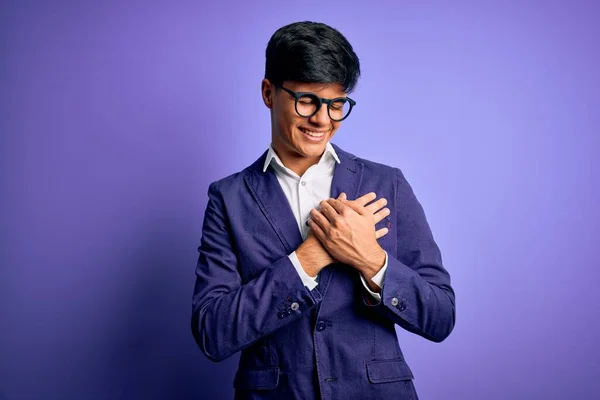 Homem Negócios Bonito Jovem Vestindo Jaqueta Óculos Sobre Fundo Roxo — Fotografia de Stock