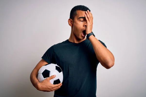 Schöner Afrikanisch Amerikanischer Mann Der Fußball Spielt Und Ball Über — Stockfoto