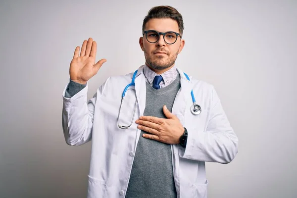 Jonge Dokter Man Met Blauwe Ogen Draagt Medische Jas Stethoscoop — Stockfoto