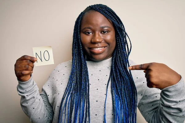Jong Afrikaans Amerikaans Size Vrouw Met Vlechten Vasthouden Herinnering Papier — Stockfoto