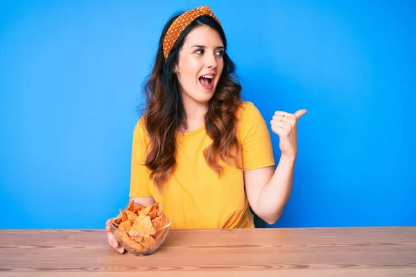 Young Beautiful Brunette Woman Sitting Table Eating Nachos Potato Chips — Stock Photo, Image