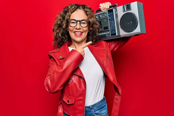 Middelbare Leeftijd Brunette Hipster Vrouw Met Retro Muziek Boombox Rood — Stockfoto