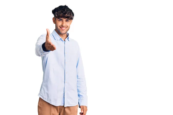 Jovem Hispânico Vestindo Camisa Casual Sorrindo Amigável Oferecendo Aperto Mão — Fotografia de Stock