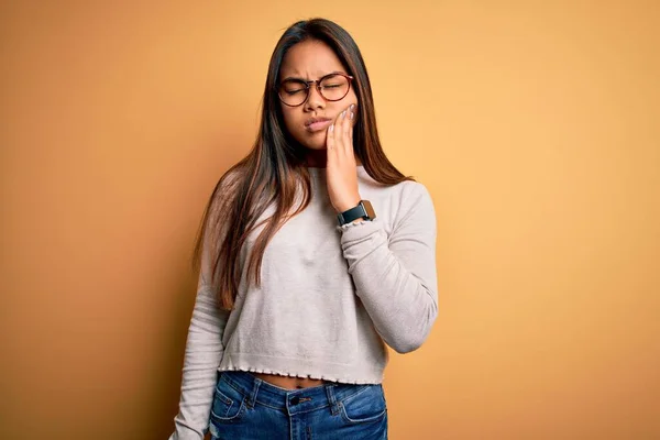 Jovem Bela Menina Asiática Vestindo Camisola Casual Óculos Sobre Fundo — Fotografia de Stock