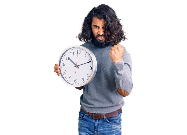 Hombre Árabe Joven Sosteniendo Gran Reloj Molesto Frustrado Gritando Con —  Fotos de Stock