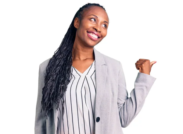 Jovem Afro Americana Vestindo Roupas Negócios Sorrindo Com Rosto Feliz — Fotografia de Stock