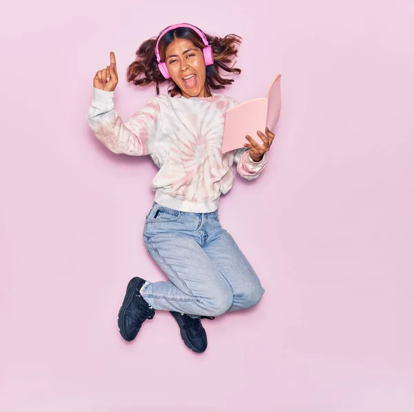 Jovem Bela Mulher Latina Ouvindo Música Usando Fones Ouvido Sorrindo — Fotografia de Stock