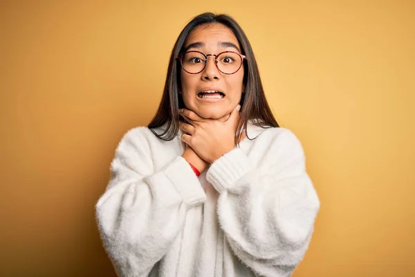 Joven Hermosa Mujer Asiática Con Suéter Casual Gafas Sobre Fondo — Foto de Stock