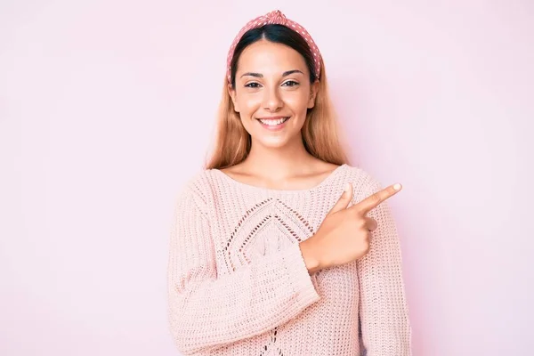 Mladá Brunetka Žena Sobě Ležérní Oblečení Přes Růžové Pozadí Veselým — Stock fotografie