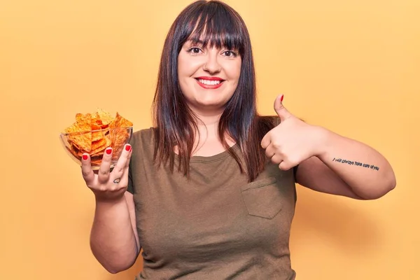 Junge Size Frau Mit Nachos Kartoffelchips Die Glücklich Und Positiv — Stockfoto