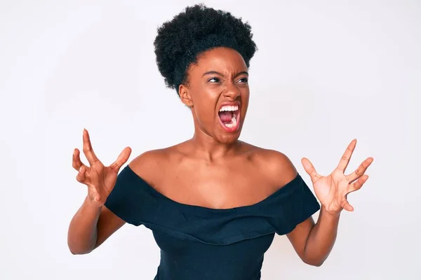 Mladá Afroameričanka Neformálním Oblečení Bláznivě Šíleně Křičela Křičela Agresivním Výrazem — Stock fotografie