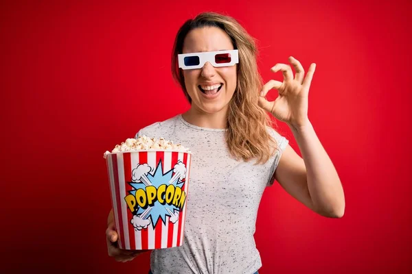 Giovane Bella Donna Bionda Guardare Film Utilizzando Occhiali Mangiare Spuntino — Foto Stock