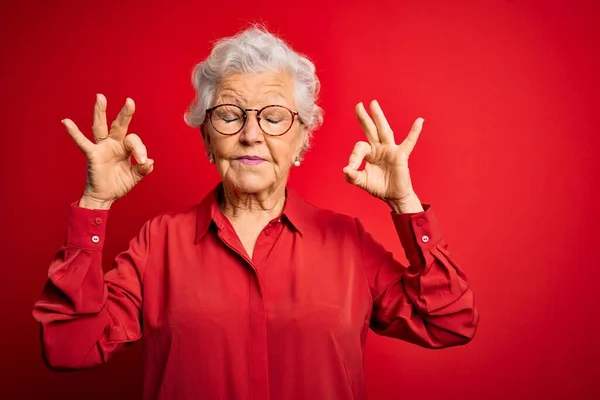 Senior Belle Femme Aux Cheveux Gris Portant Chemise Décontractée Lunettes — Photo