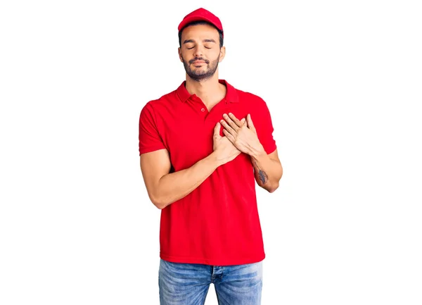 Joven Hombre Hispano Guapo Llevando Uniforme Mensajero Reparto Sonriendo Con —  Fotos de Stock