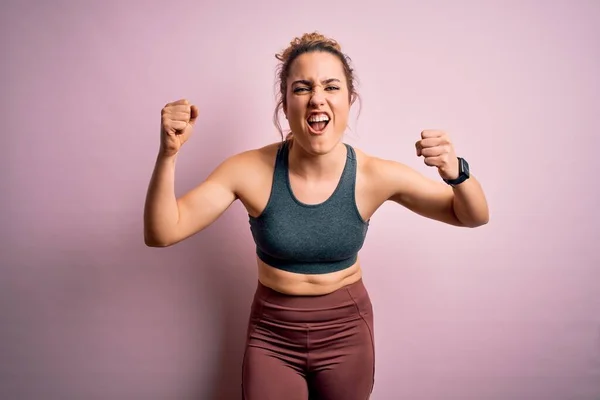 Jovem Bela Esportista Loira Fazendo Esporte Vestindo Sportswear Sobre Fundo — Fotografia de Stock