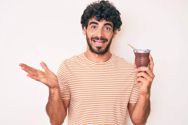 Schöner Junger Mann Mit Lockigem Haar Und Bär Mate Aufguss — Stockfoto