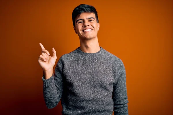 Jonge Knappe Man Met Casual Sweater Geïsoleerde Oranje Achtergrond Met — Stockfoto