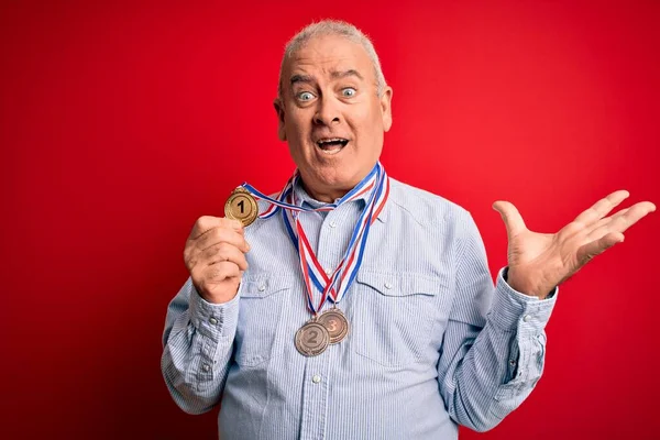 Campeón Edad Media Hoary Hombre Con Medallas Pie Sobre Fondo — Foto de Stock