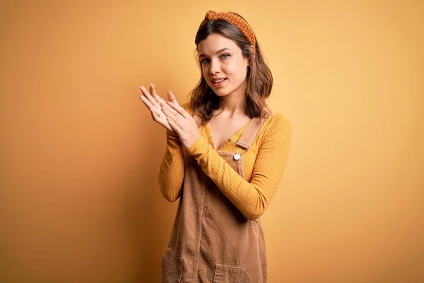 Junge Schöne Blonde Mädchen Tragen Overall Über Gelbem Isolierten Hintergrund — Stockfoto