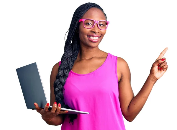 Ung Afrikansk Amerikansk Kvinna Som Arbetar Med Dator Bärbar Dator — Stockfoto