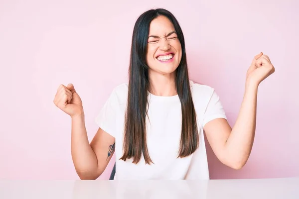 Jonge Blanke Vrouw Zit Aan Tafel Draagt Casual Witte Tshirt — Stockfoto