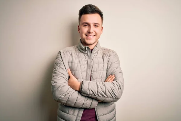 Joven Hombre Caucásico Guapo Con Chaqueta Invierno Casual Pie Sobre —  Fotos de Stock