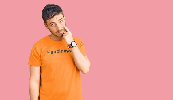 행복을 뜻하는 문구가 티셔츠를 남자가 당신의 몸짓을 스러운 표정을 있습니다 — 스톡 사진