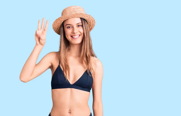 Jeune Belle Fille Portant Bikini Chapeau Montrant Pointant Vers Haut — Photo