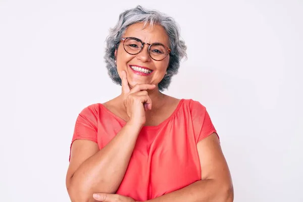 Ältere Hispanische Grauhaarige Frau Lässiger Kleidung Und Brille Schaut Selbstbewusst — Stockfoto