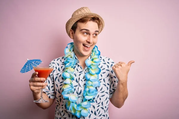 관광객 모자를 하와이 출신의 레이와 칵테일을 마시며 웃으며 옆으로 손가락을 — 스톡 사진