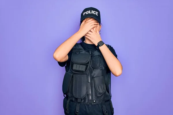 Ung Polis Kvinna Bär Säkerhet Skottsäker Väst Uniform Över Lila — Stockfoto