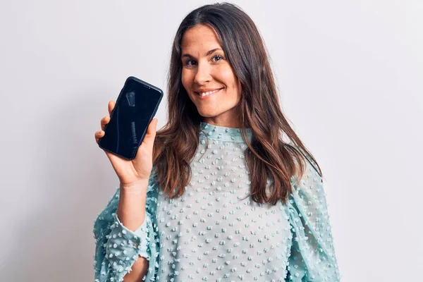 Jeune Belle Femme Brune Tenant Smartphone Montrant Écran Sur Fond — Photo