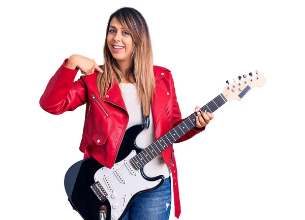 Jovem Mulher Bonita Tocando Guitarra Elétrica Apontando Dedo Para Auto — Fotografia de Stock