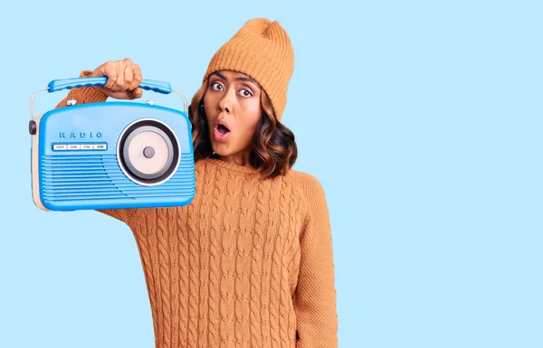 Junge Schöne Gemischte Rasse Frau Hält Vintage Radio Verängstigt Und — Stockfoto