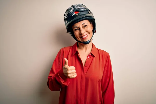 Middelbare Leeftijd Motorrijder Vrouw Dragen Motorhelm Geïsoleerde Witte Achtergrond Doet — Stockfoto