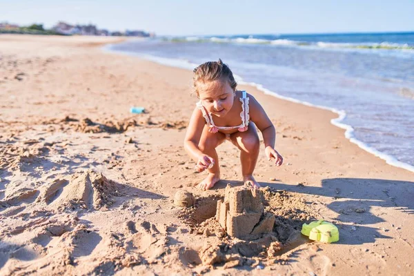 Adorable Niño Rubio Con Bikini Construyendo Castillo Arena Usando Cubo —  Fotos de Stock