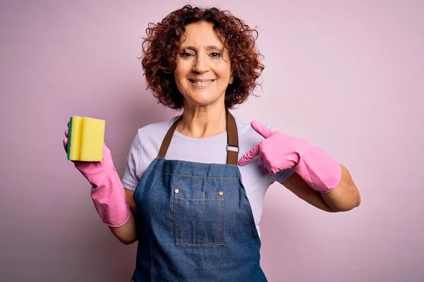 Média Idade Cabelo Encaracolado Mulher Limpeza Fazendo Tarefas Domésticas Vestindo — Fotografia de Stock